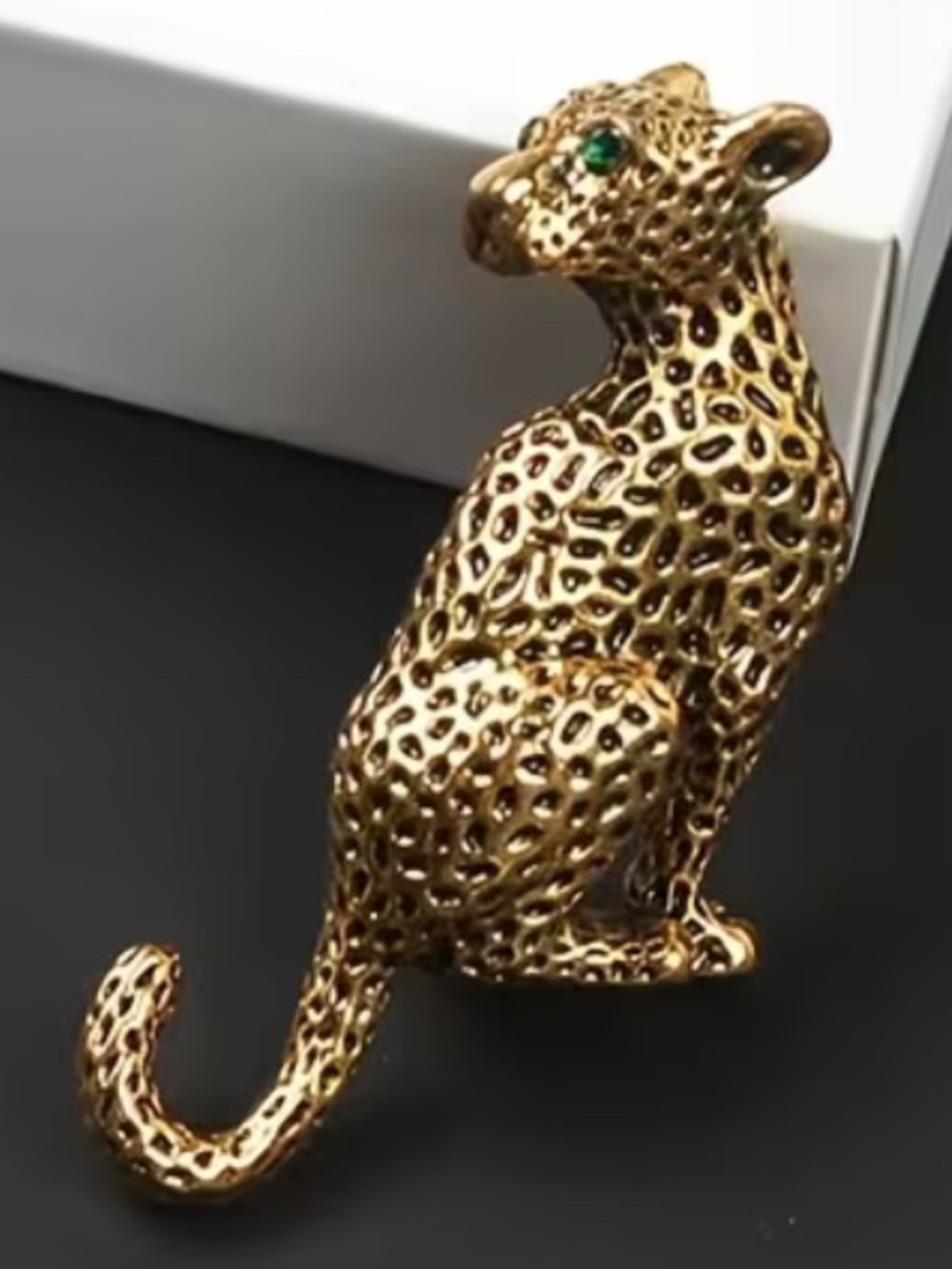 Vintage Gold Leopard Brooch with Green Eye - Picture 5 of 6